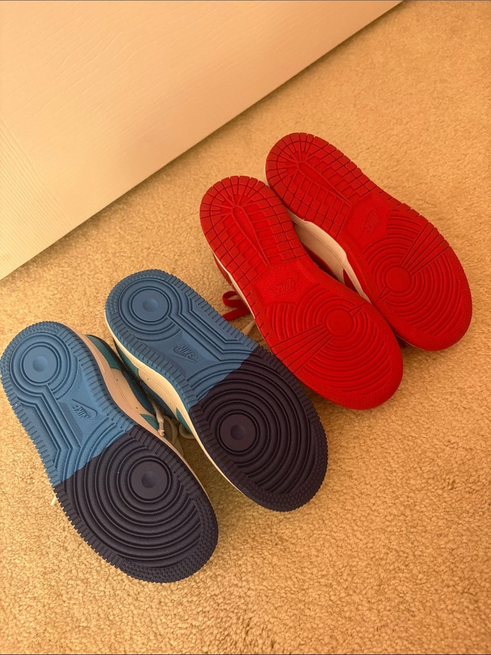 Nike Kids Low-Top Sneakers in Light Blue, White & Red